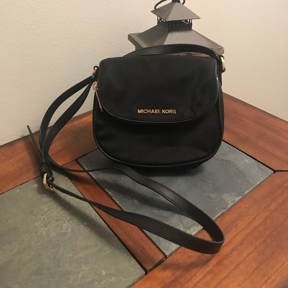 Michael Kors Handbags - MAKE OFFER!🖤💛Michael Kors crossbody bag💛🖤